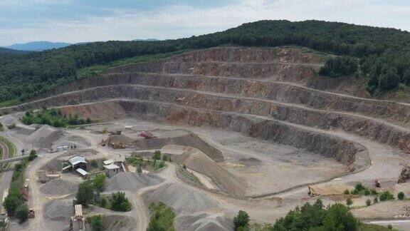 克罗地亚的石矿场欧洲露天采石场大量机械鸟瞰图从以上观点大理石矿业