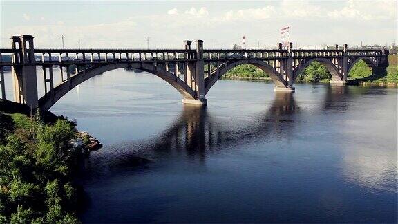 河上的桥这座桥上来往车辆川流不息