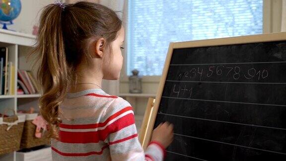 年轻的母亲在家给可爱的小女儿讲解算术