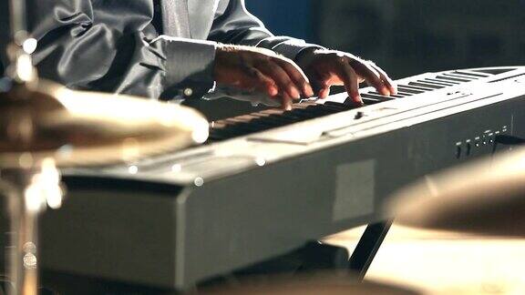 黑人弹奏电子键盘的镜头