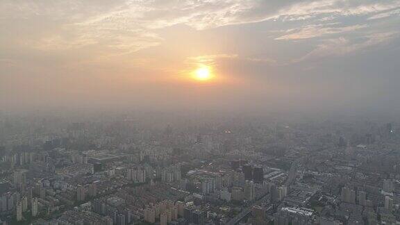 在美丽的夕阳下的建筑物和城市的无人机鸟瞰图