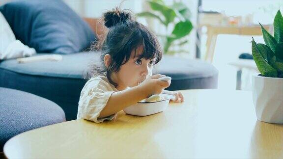 可爱的小女孩喜欢吃面条