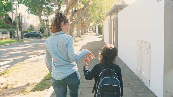一名小学生与母亲步行上学