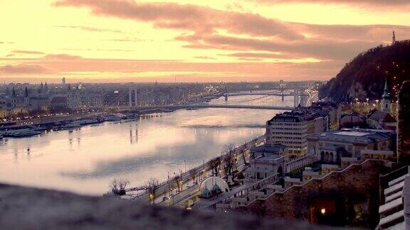 城市景观和多瑙河在黎明布达佩斯匈牙利