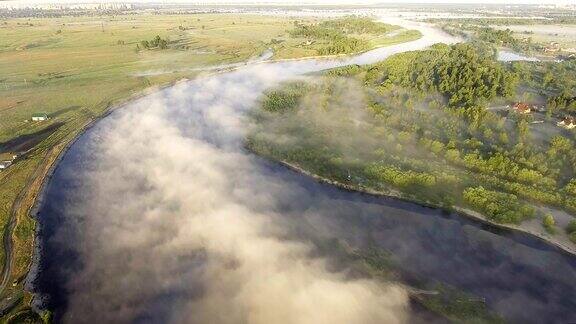 飞过雾蒙蒙的河