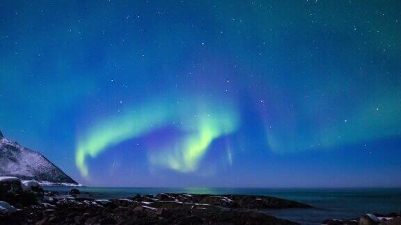 北极光在挪威夜空中的变换