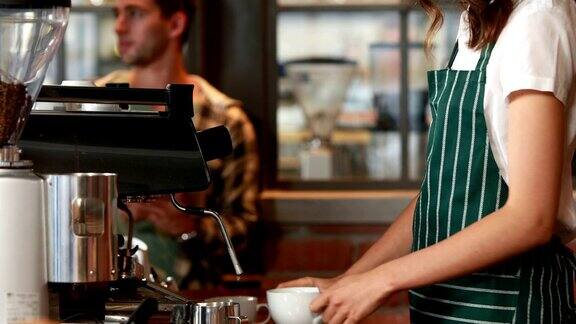 微笑的咖啡师在服务客户