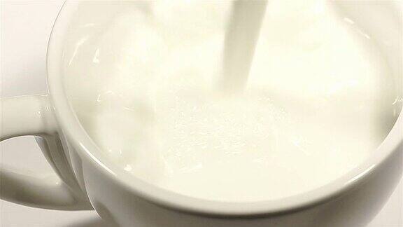 牛奶在杯子里流动