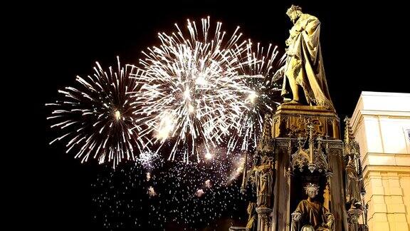 捷克共和国布拉格的查理四世铜像和节日烟花
