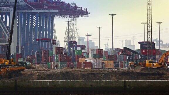在汉堡港的集装箱码头