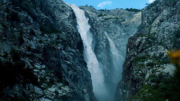 山上巨大的瀑布一股强大的水流从岩石上倾泻而下动作缓慢