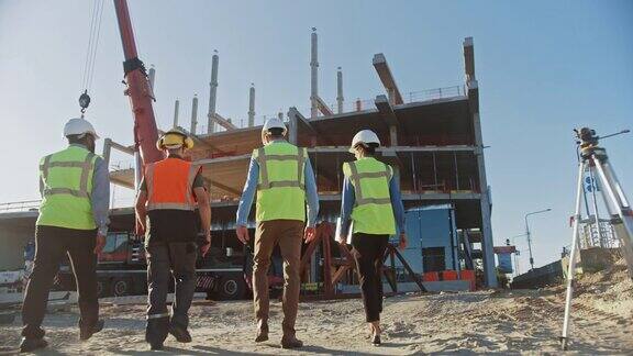 多样化的专家团队检查商业工业建筑施工现场房地产项目与土木工程师投资者和女商人在背景摩天大楼的模板框架