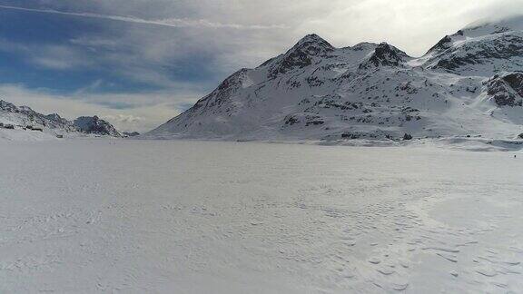 无人机飞过冰冻的高山湖泊