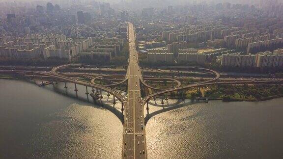 高速公路路口的高空俯瞰首尔市区十字路口高速公路立交桥与高速公路上的车辆和横跨汉江大桥在韩国首尔市