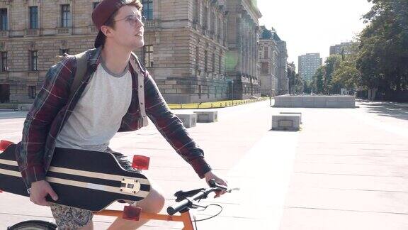 一个年轻人骑着自行车去练习滑板