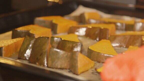 为自制南瓜派做馅在烤箱中烤新鲜的南瓜片