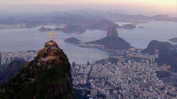 日落时分巴西的里约热内卢上空