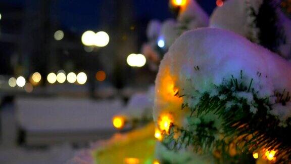 有发光装饰品的圣诞树圣诞树在公园里的雪地里