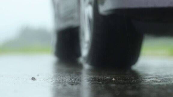 大雨落在路上