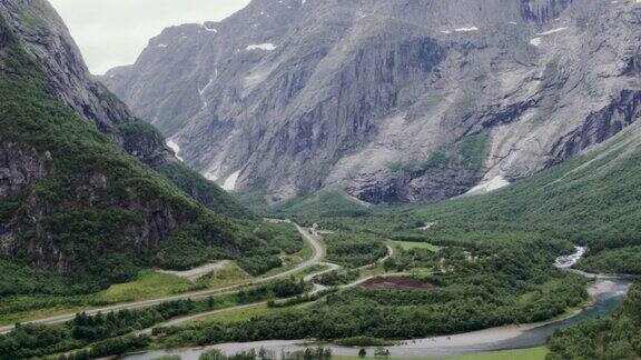 美丽的风景和道路在挪威西海岸