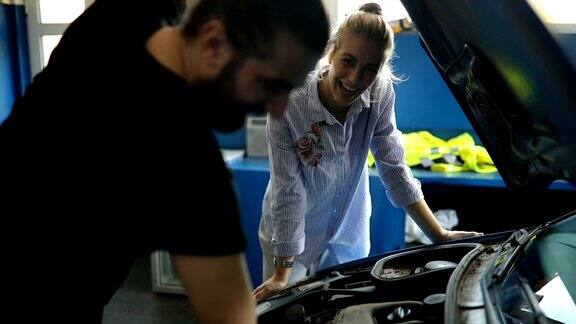 汽车修理工帮助客户