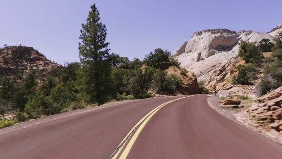 驾驶美国:从犹他州锡安国家公园的道路上拍摄的汽车