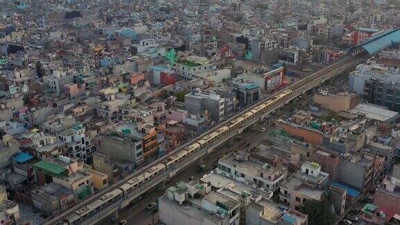 火车穿过印度新德里公共交通系统的鸟瞰图