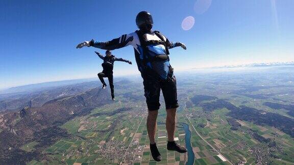 高空跳伞者在瑞士山景上空翱翔