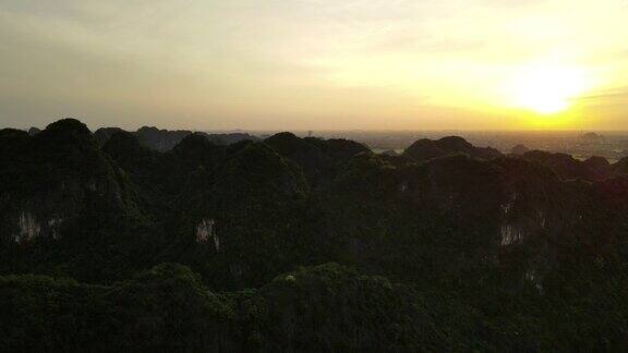 在越南宁平省的TamCoc洞穴的4K山