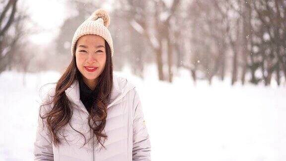 美丽的亚洲女人旅行微笑快乐在雪天冬季日本北海道