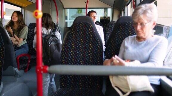 乘坐公共汽车的人