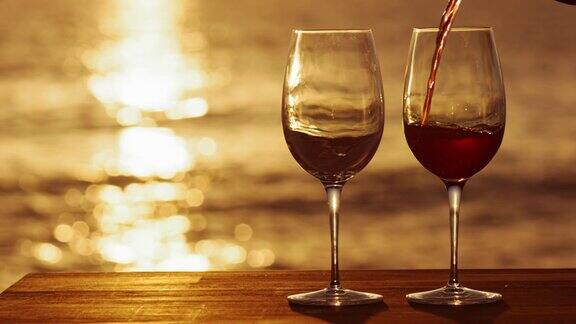 SLOMO在海边把红酒倒进玻璃杯里