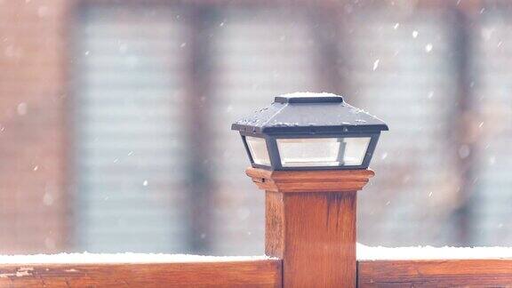 雪花落在后院的甲板灯上
