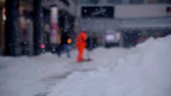 工人们在冬天清扫路上的积雪从暴风雪中清理城市