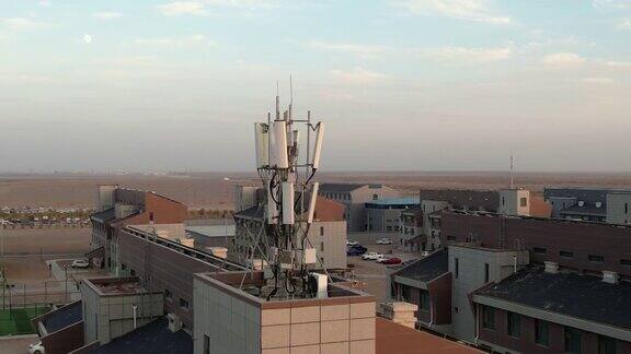 日落时5G蜂窝通信塔的鸟瞰图