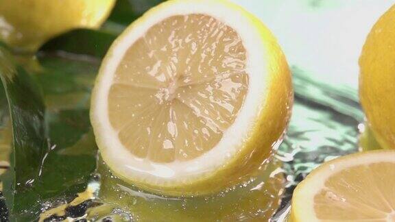 柠檬半片碰到淡水表面慢动作镜头