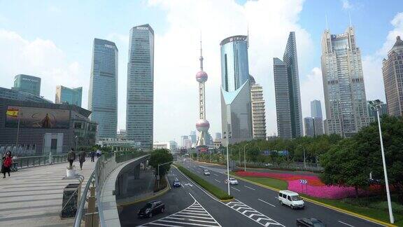 通过东方明珠大厦和陆家嘴商业区摩天大楼可以看到浦东的中国上海
