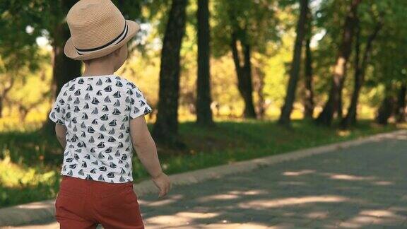 小男孩在外面跑儿童在公园奔跑的慢镜头