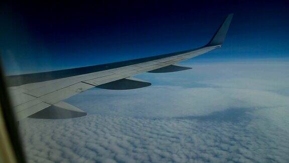 飞机飞过云层