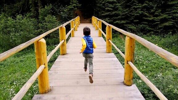 小男孩跑过桥