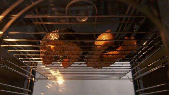 烤鲑鱼排在烤箱里烤一段时间