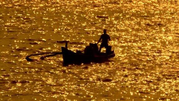 在遥远的印度果阿是一艘小渔船的船帆
