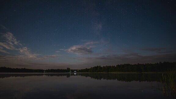 夏夜湖面上的星空和云朵移动的时间间隔