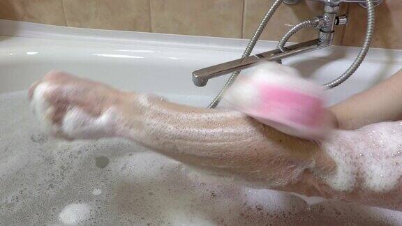 在浴缸里洗胳膊的女人