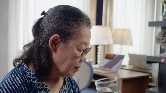 亚洲老年妇女服用药物