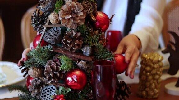 准备餐桌空餐桌特写疫情期间空餐桌慢镜头圣诞主题餐桌布置装饰餐桌上的圣诞树为圣诞树增添点缀