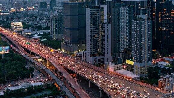 曼谷城市景观的时间推移与高速公路交通道路在夜间高峰时段