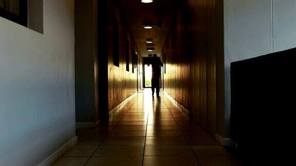 病人在走廊里行走