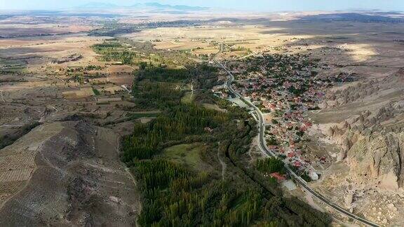 鸟瞰图飞过土耳其Aksaray的IhlaraVadisi山村