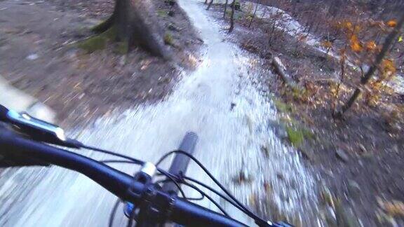 山地自行车耐力速度骑在树林和岩石的道路个人视角自行车全高清